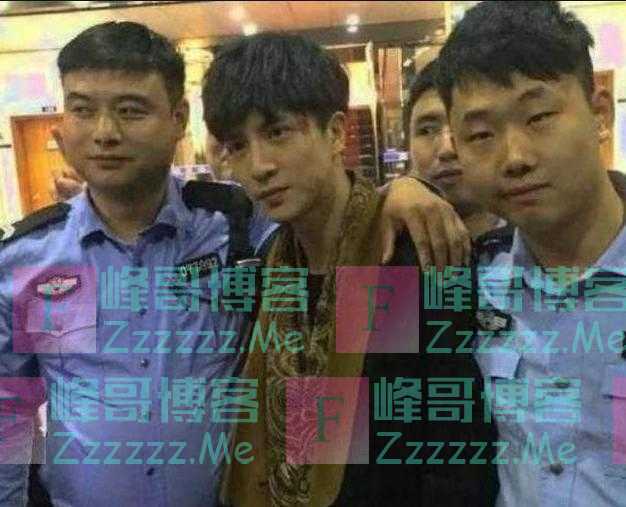 怎么和警察合影才不会像犯人？霍建华太机智，撒贝宁尽显高情商