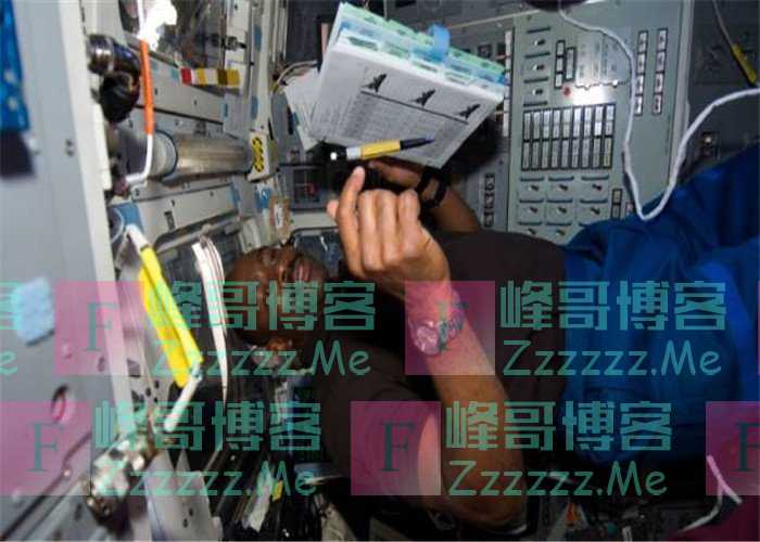 NASA曾斥巨资研制太空笔,苏联却用铅笔解决,差距显而易见!