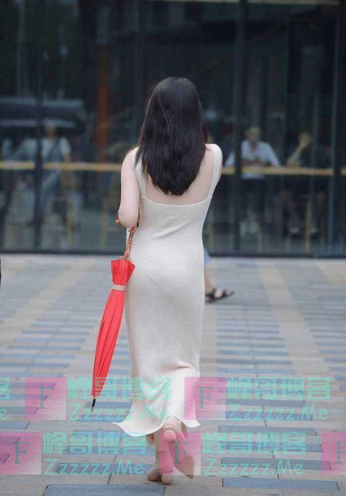 街拍：成熟女人的优雅，是“装”不出来的！