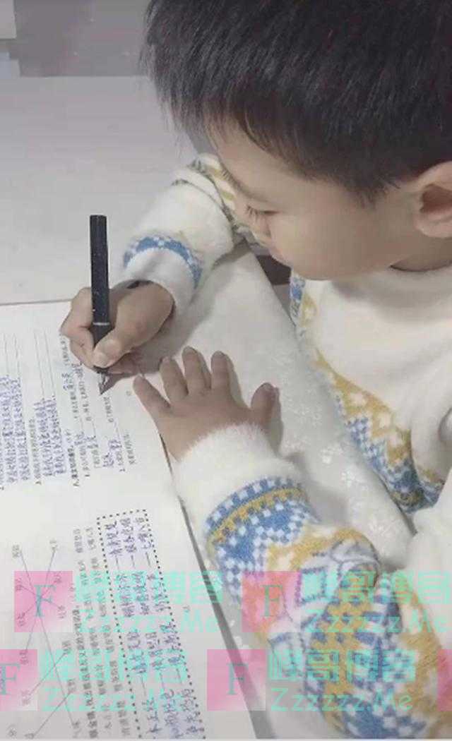 9岁男孩写字被误认成印刷体,老师不忍心扣分,网友:当代王羲之