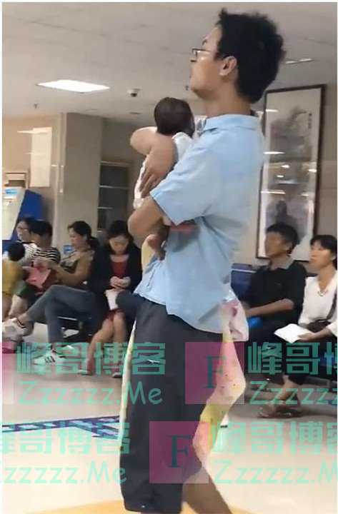“慌张奶爸”抱娃走红,快吓哭的表情亮了,网友:真正的手忙脚乱