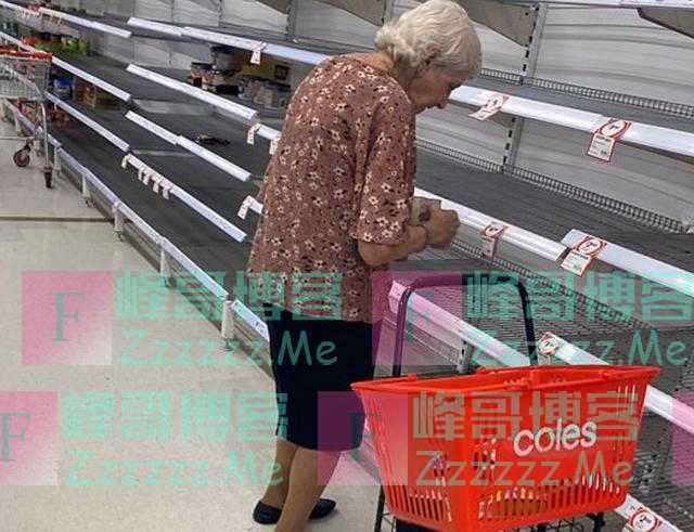 澳大利亚恐慌抢购心酸一幕，老奶奶盯着空货架哭泣，抢不过年轻人