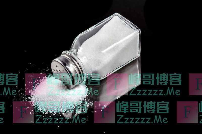 长期高盐饮食危害有多大？盐吃太多，6种病可能也会跟着来