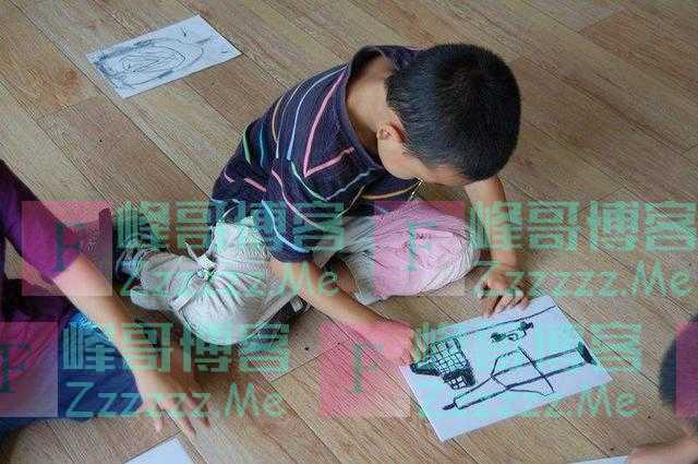 幼儿园作业画“妈妈睡姿”，孩子们脑洞大开，老师看后笑出声