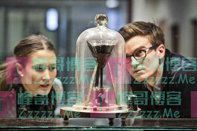 沥青滴漏：一个进行了将近百年的实验，到底为了证明什么？