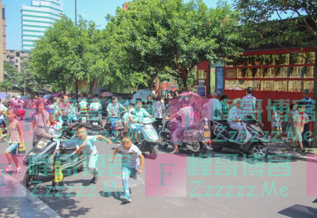 不让骑电动车，大妈接送孩子咋办？专家回应：一辆汽车才多少钱