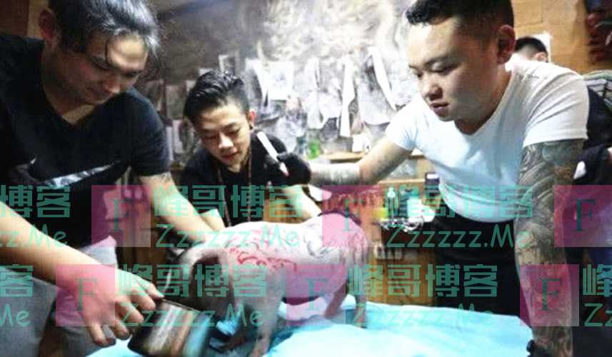男子想给猪纹个纹身，于是去了纹身店，猪猪：我不是人但你真的狗