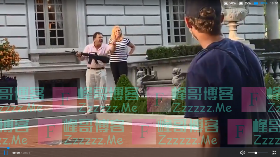 美国白人富豪怒了，拿枪对准黑人队伍，高喊“再不走打成筛子”