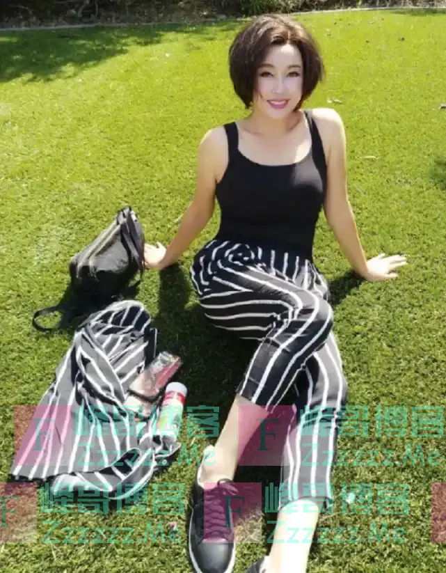 刘晓庆上了年纪也“妖”，快70岁还穿无痕背心，00后都自愧不如