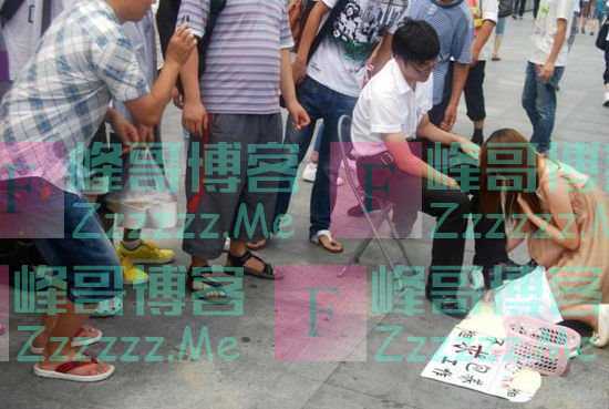 00后女大学生天桥擦鞋乞讨：出租自己，300就能带回家