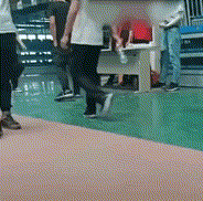 厂牌被乱扔后,一厂妹发声称:我捡的不是尊严,是生活