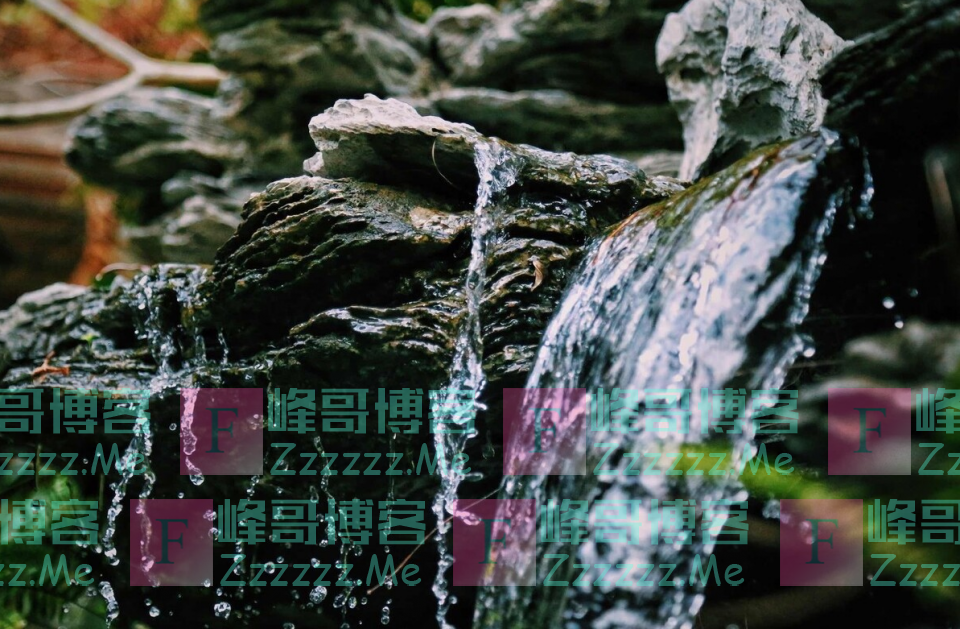 最“寒酸”的瓶装水品牌，瓶子一捏就软，却一年低调入账几十亿