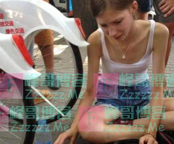 外国女孩没钱买狗坐地上大哭，中国大爷成人之美