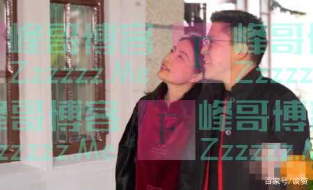 霍启刚郭晶晶贴春联恩爱对视,一家五口罕见亮相,穿着简单接地气