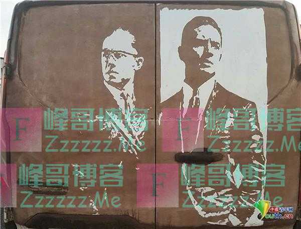 现实版“梵高” 国外男子在汽车污垢上作画