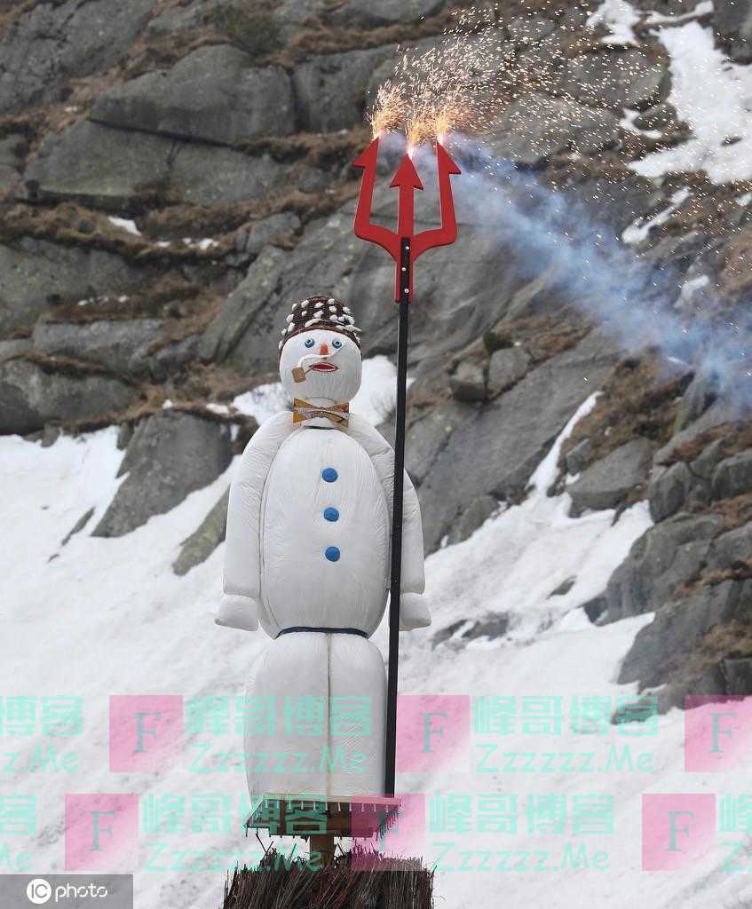 瑞士首次在山区进行“烧雪人”，当地电视台全程直播
