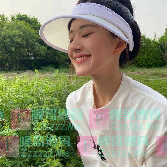 元气少女！赵露思晒美照 打扮清爽大秀美腿