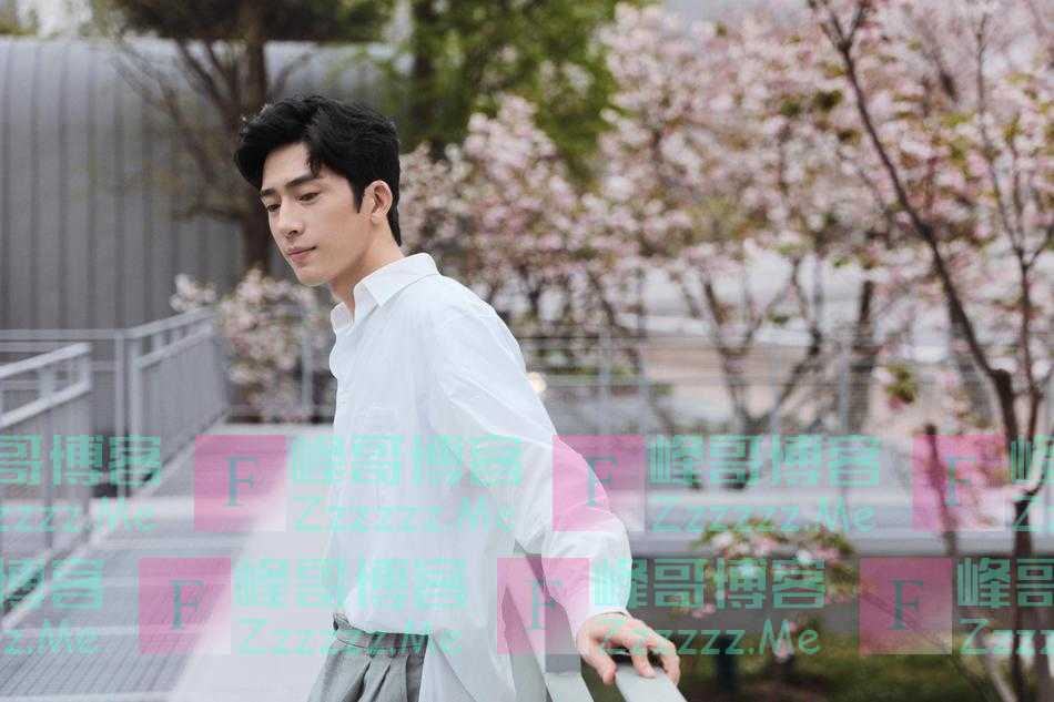 井柏然生日写真释出 白衬衫造型清爽文艺