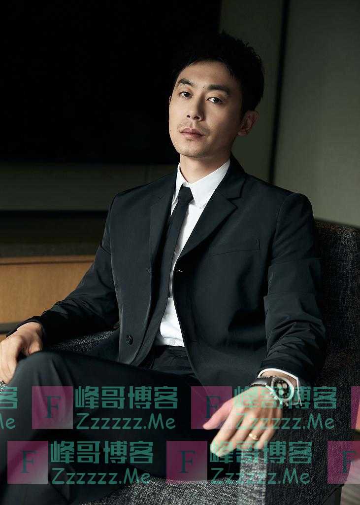 朱亚文穿黑色西装拍写真 尽显型男魅力