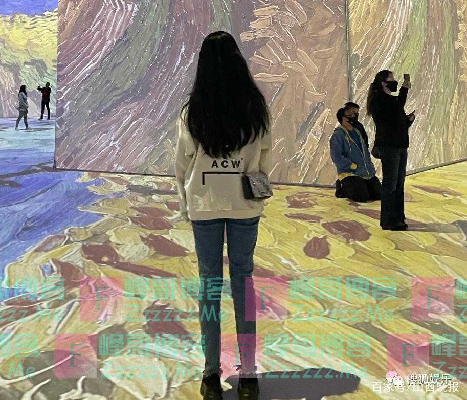 杨子19岁女儿近照曝光，五官精致长腿吸睛