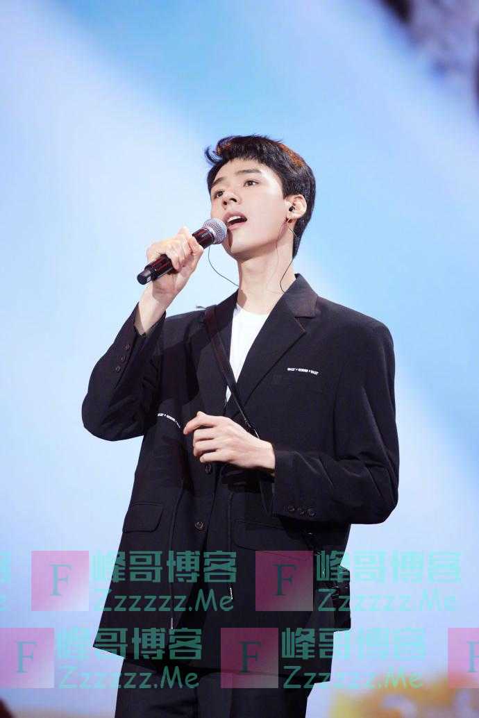 龚俊黑色简洁造型 展现翩翩佳公子气质