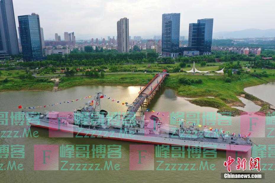 “五一”假期南昌舰景区迎民众参观热潮