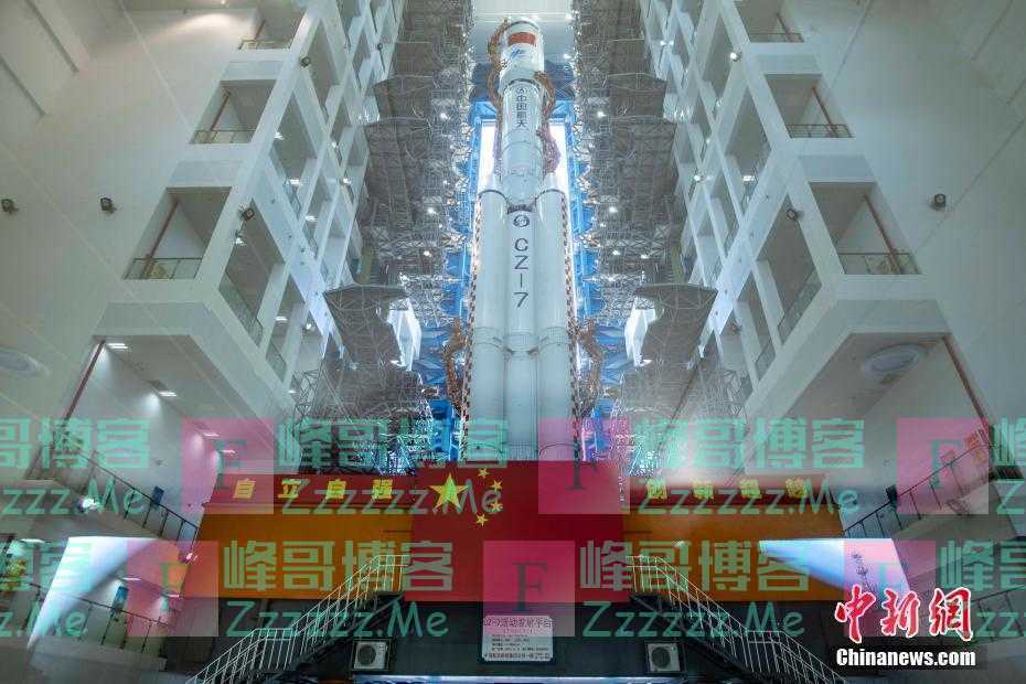 天舟二号货运飞船整装待发 船箭组合体转运至发射区