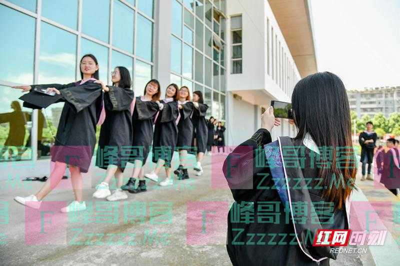 邵阳学院:“毕业照”秀青春