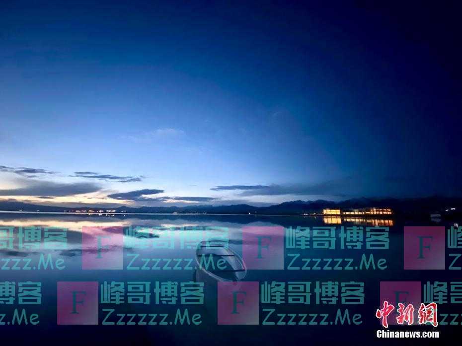 航拍初夏落日余晖下的“天空之镜”