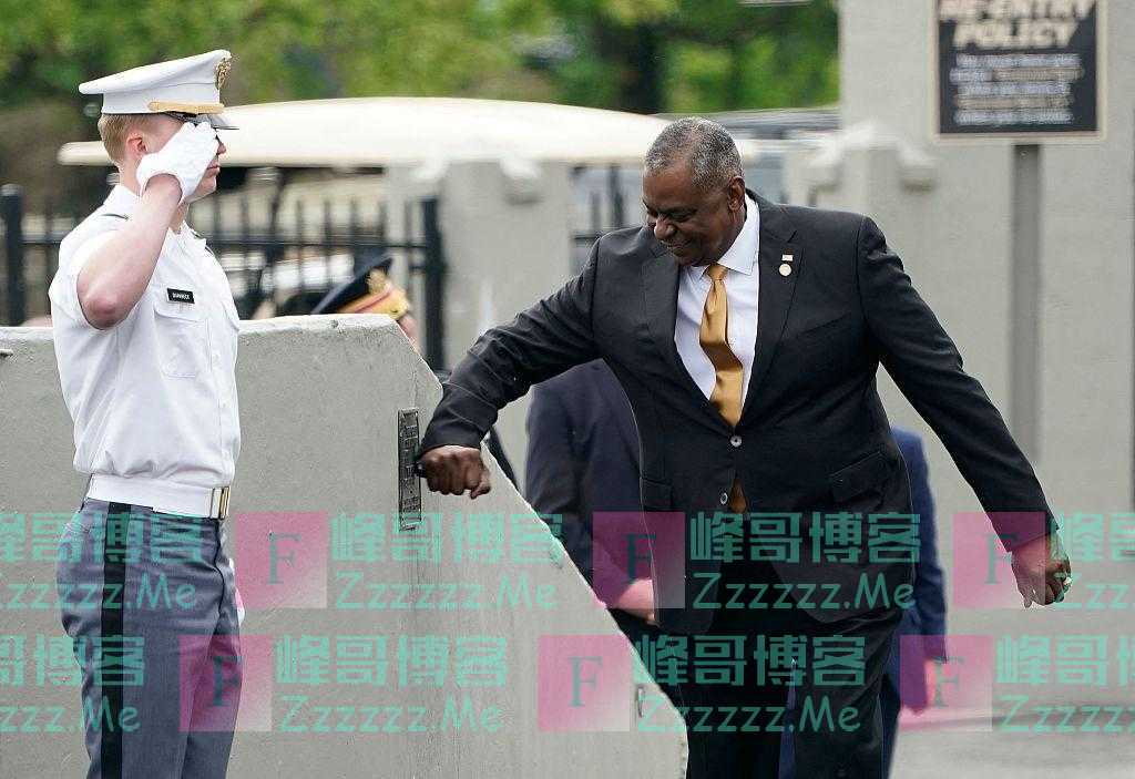 美国西点军校举行毕业典礼 防长奥斯汀出席