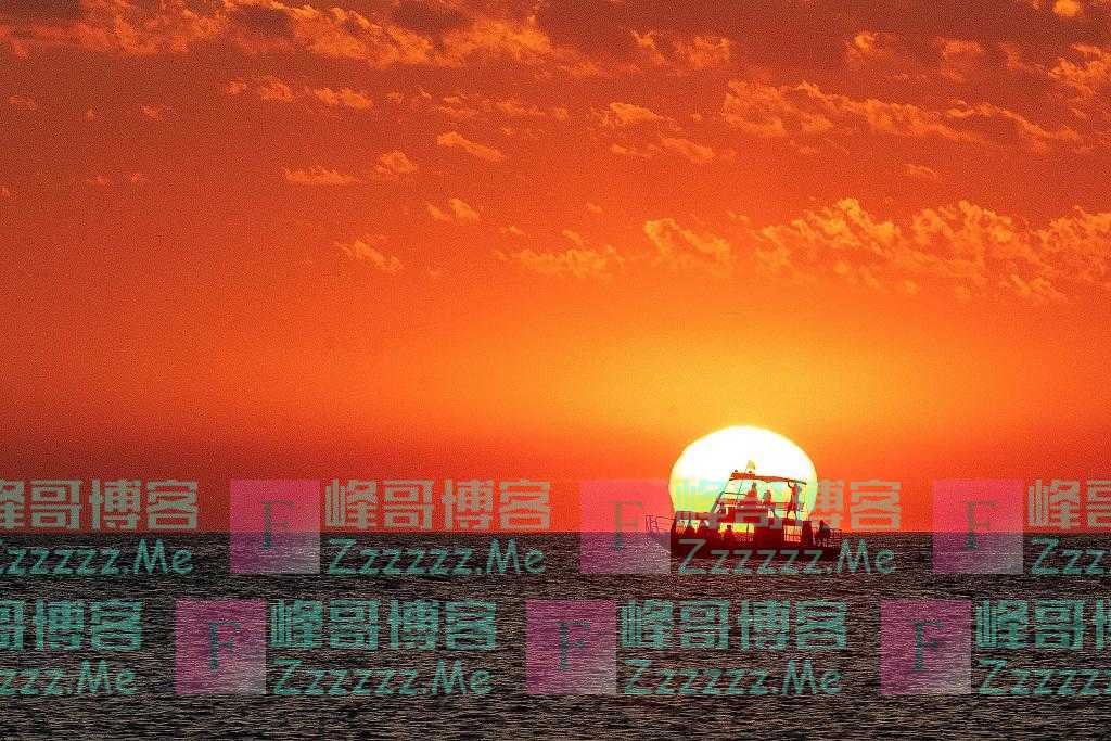 克罗地亚海港呈现惊艳落日美景