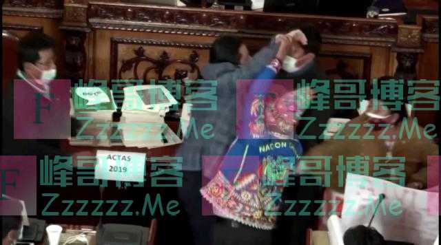 一片混乱!拳打脚踢、扯头发!
