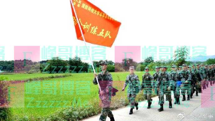 军校学员夏日野外行军拉练