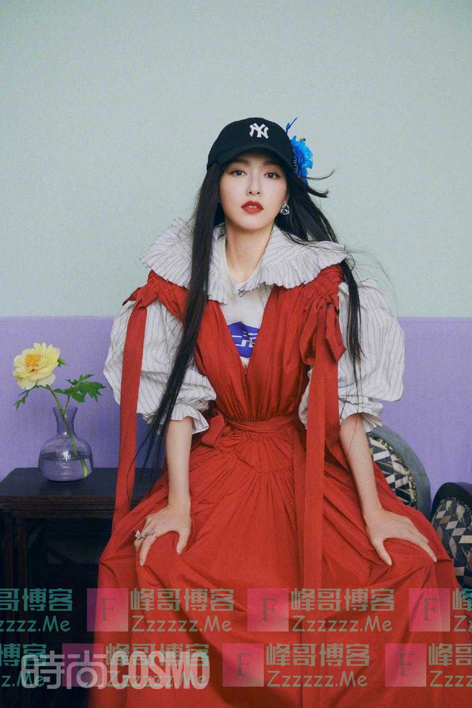 唐嫣拍封面活力满满 穿复古束腰长裙气质出众