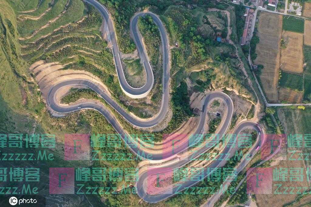 陕西咸阳：盘山公路曲折蜿蜒