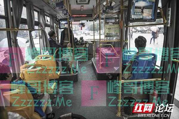 为何现在的年轻人都不愿给老人让座了？