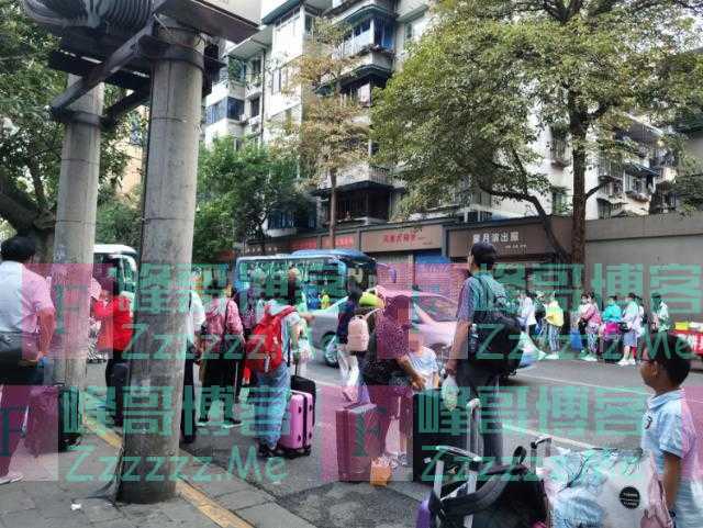 纯玩团变购物团，北京游客不愿购物竟被导游扔在路边