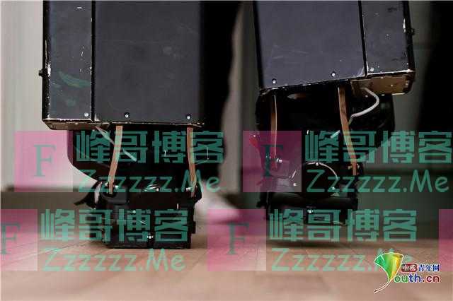 瘫痪人走路不是梦！法国公司研发外骨骼机器人可帮助行走