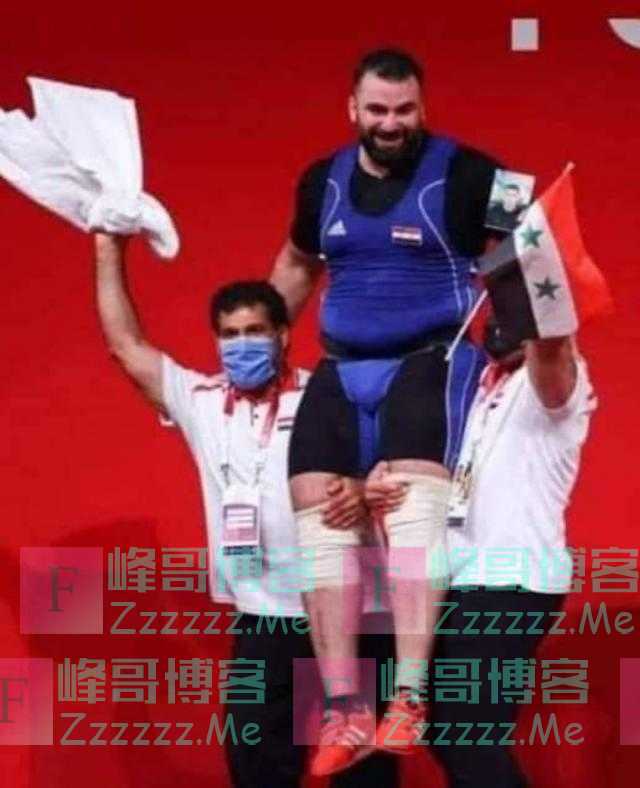 为叙利亚赢得第一块奖牌后，他举起一张照片