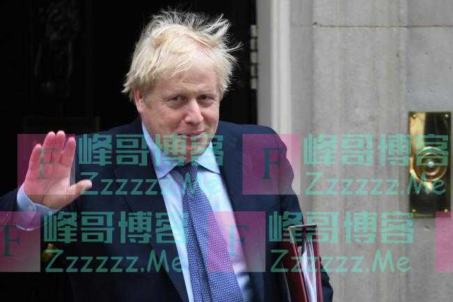 约翰逊拨快手表十几分钟避免迟到，英网友嘲讽：修图忘了修手表的部分？