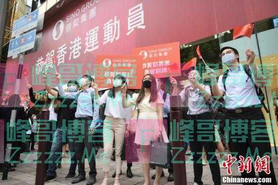 东奥中国香港代表团尖沙咀巴士巡游 市民挥国旗区旗支持及感谢
