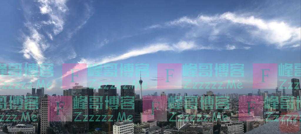 月亮爬上白云朵，快抬头看