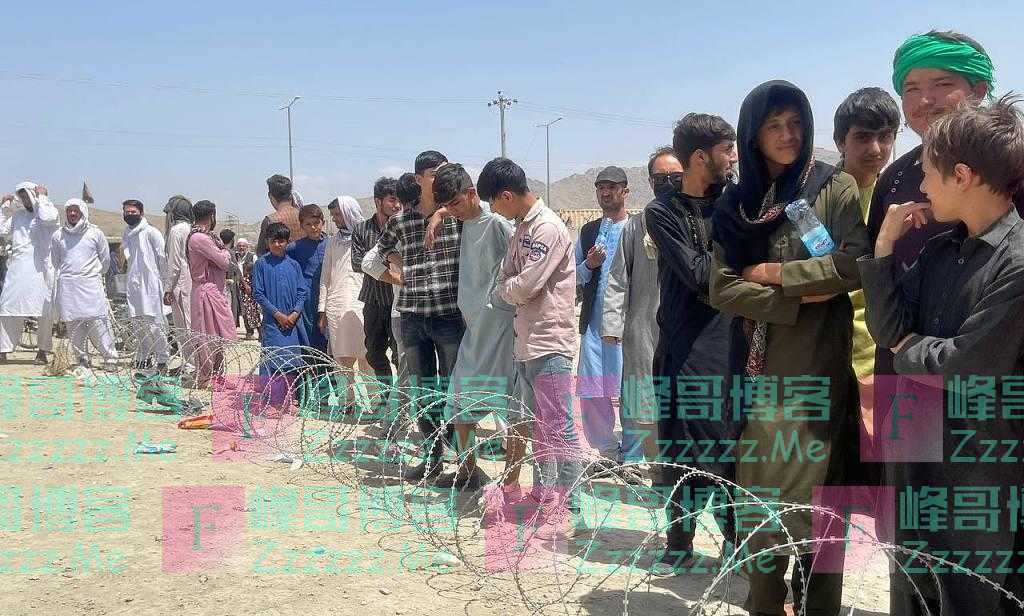 外媒：喀布尔机场外清晨排起长队 塔利班组织民众有序进入机场