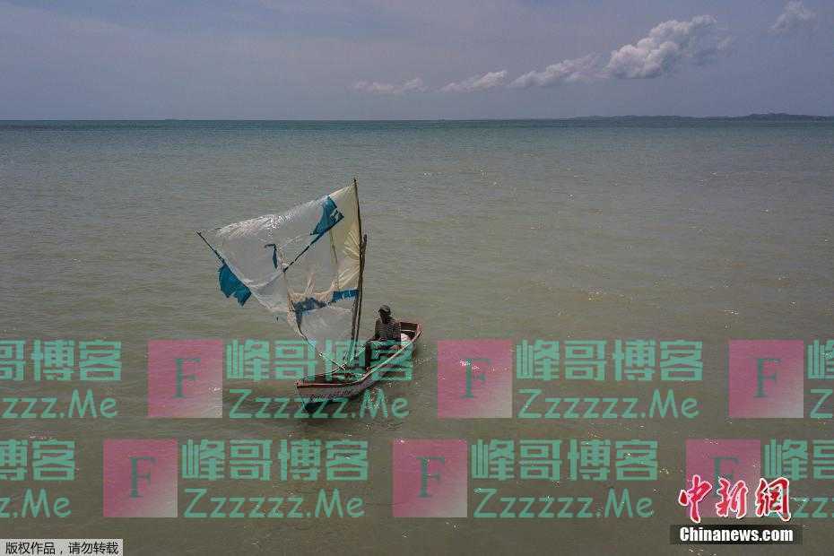 废墟中重启 海地渔民用塑料布织成帆出海