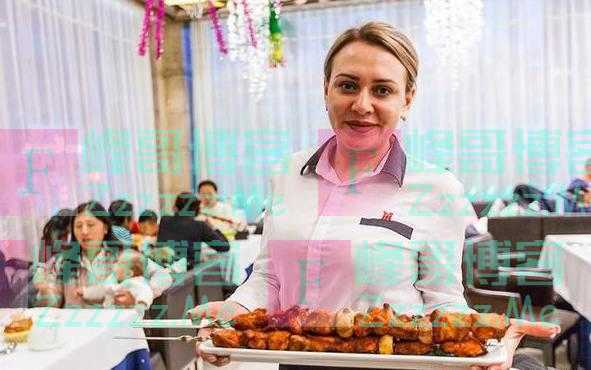 俄罗斯服务员挣得多 月薪高达10万卢布