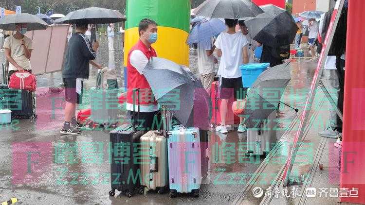 图集｜山东信息职业技术学院雨中迎来2021级新生