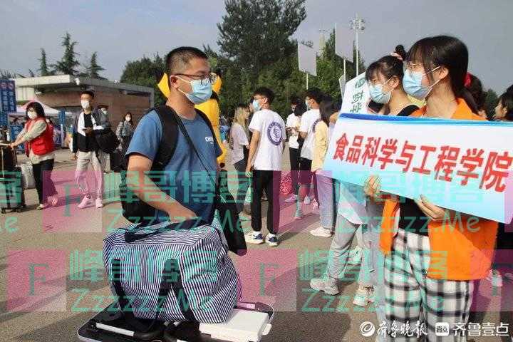 太暖了吧！新生报到，学长学姐送上手工制作酸奶蛋挞