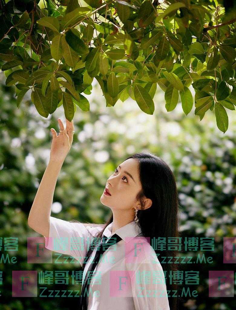 赵丽颖录制《快乐大本营》并拍写真 青春靓丽笑容甜美