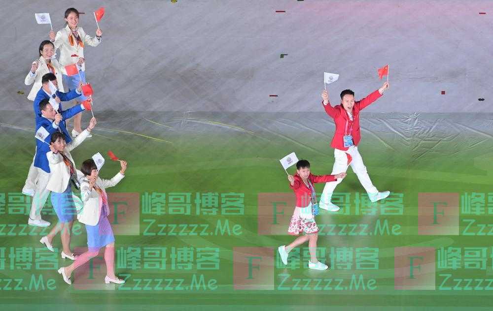 可可爱爱!全运会广东代表团出场,全红婵小妹妹带头“冲鸭”