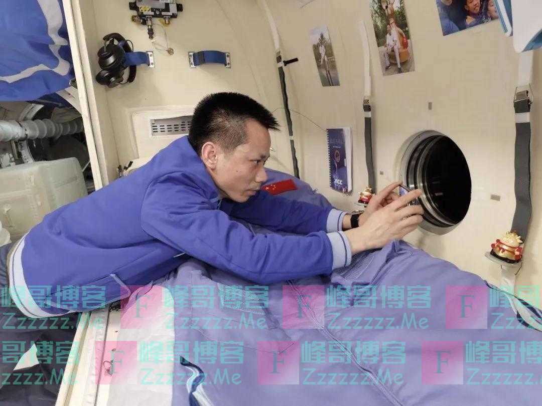 美媒：从一张新照片看，中国空间站航天员卧室堪称“巨大”